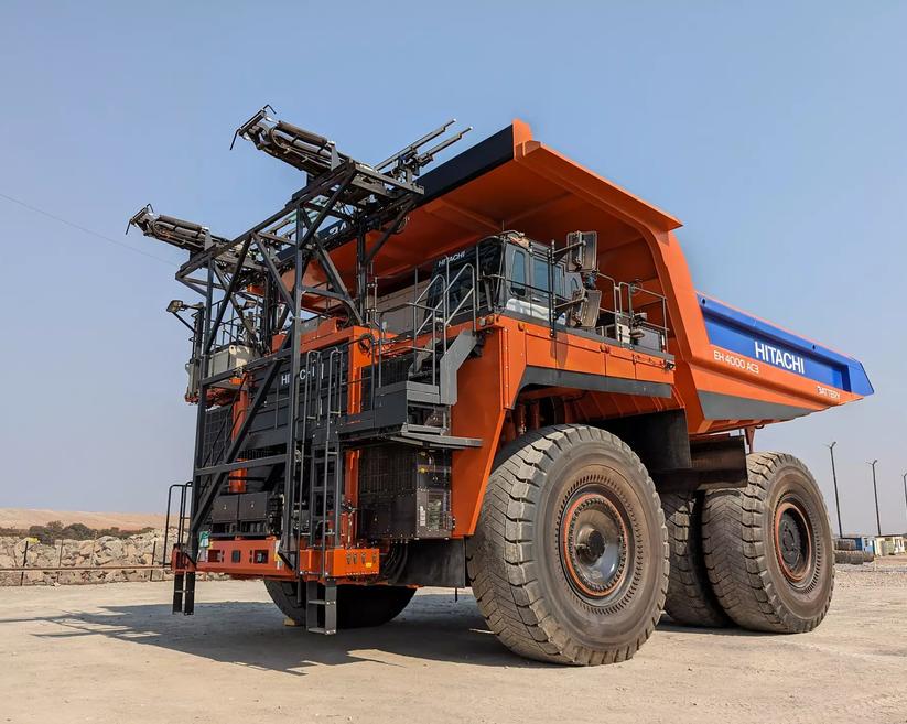 ДВС будет не нужен? Карьерный самосвал с троллейбусным «рогами» Hitachi проходит испытания в Африке