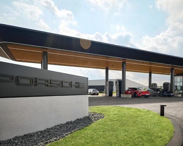 Porsche открыла фирменный зарядный «лаунж» с местом для тренировок