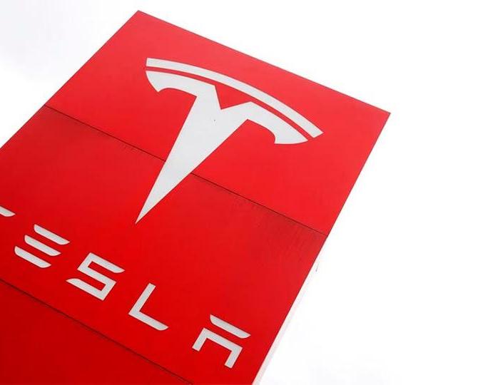 Tesla отзывает около 55 тысяч электромобилей Model X
